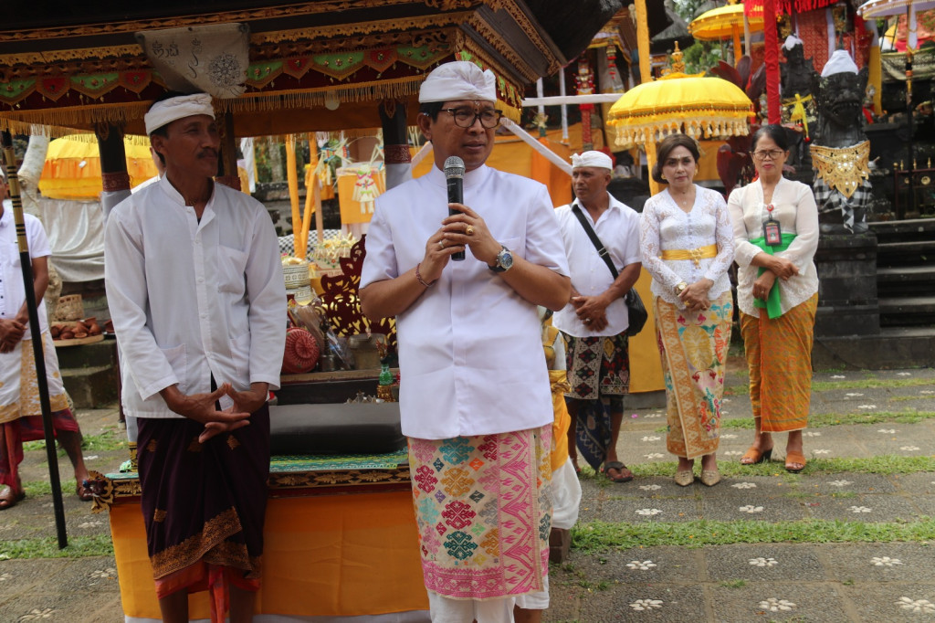 Sekda Adi Arnawa Hadiri Karya Piodalan di Pura Kahyangan Jagat Kancing Gumi, Petang